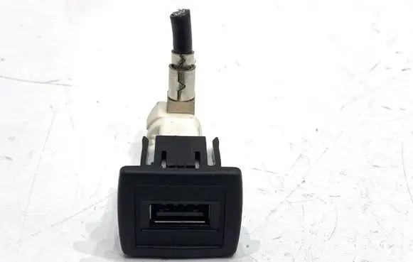 Mercedes-Benz ML W166 USB socket connector A2188200187