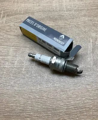Renault Trafic I Spark plug 7700725302
