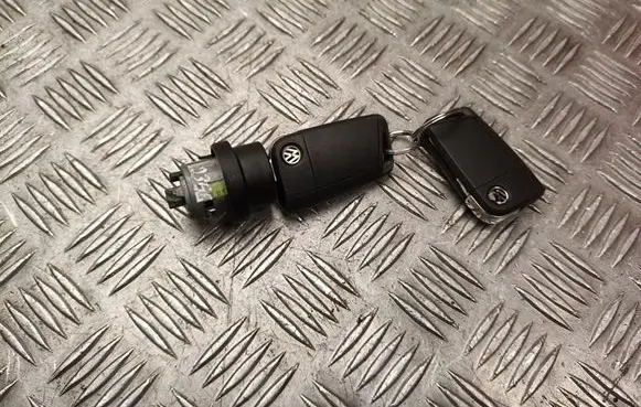 Volkswagen Golf III Ignition lock 8E0905855C