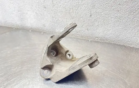 Opel Insignia A Engine mounting bracket 13228287