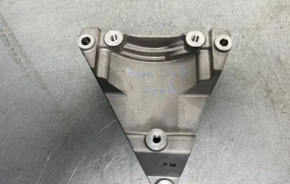 Opel Mokka A/C compressor mount bracket 55577158