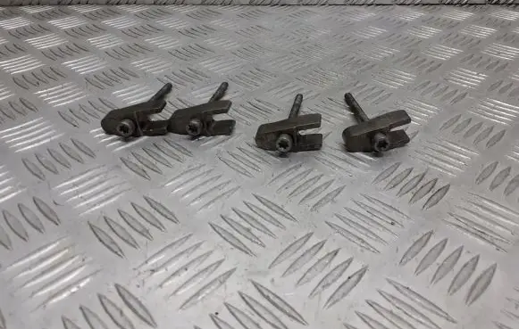 Mercedes-Benz E W211 Fuel Injector clamp holder