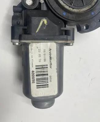 Hyundai Sonata Rear door window regulator motor 400989