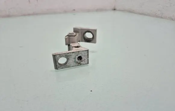 Volkswagen Tiguan Front door lower hinge 5N0831402A