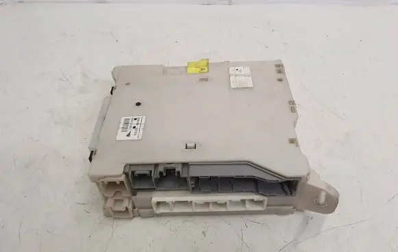 Lexus IS 220D-250-350 Fuse module 8273053051