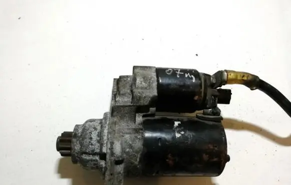 Volkswagen Golf V Starter motor 0001120403