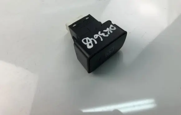 Toyota Auris E180 Other switches/knobs/shifts 8471802060