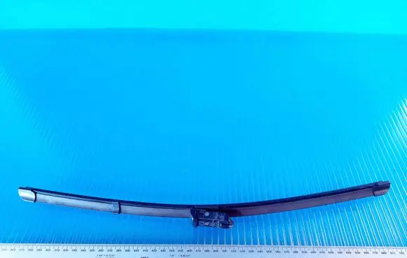 Volkswagen PASSAT B6 Front wiper blade arm