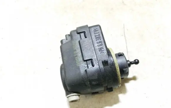 Headlight level adjustment motor