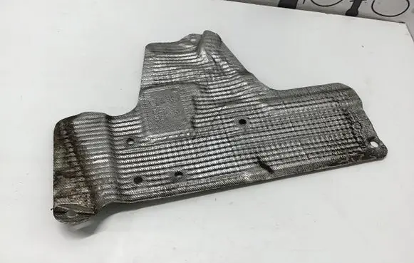 Volkswagen Touareg III Heat shield in engine bay 4M0825641E
