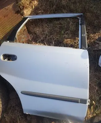 Nissan Almera Tino Rear door