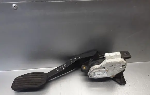 Volvo V70 Accelerator throttle pedal 30683517