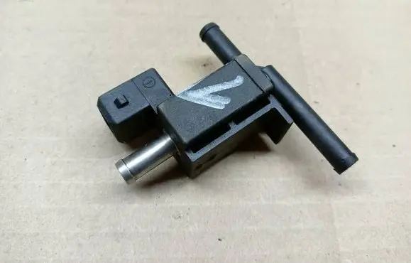 Nissan Juke I F15 Turbo solenoid valve 8200603558