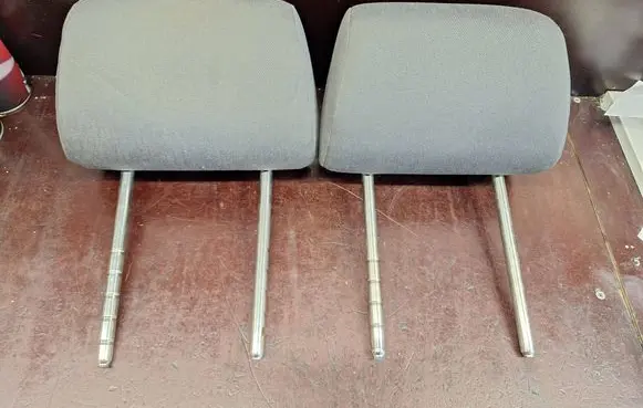 Volkswagen Golf V Front seat headrest 