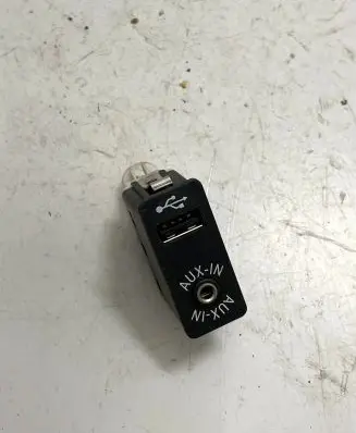 BMW 5 F10 F11 AUX in-socket connector 9237653