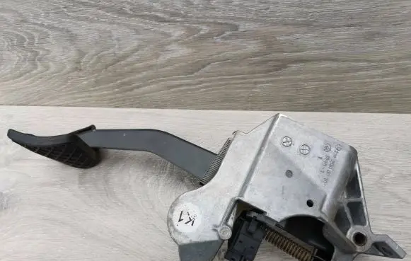 Mercedes-Benz E W210 Brake pedal 2102900819 19451