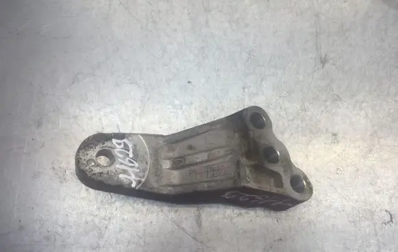 Hyundai i30 Engine mounting bracket