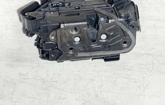 Volkswagen Touran III Rear door lock 5TA839016E