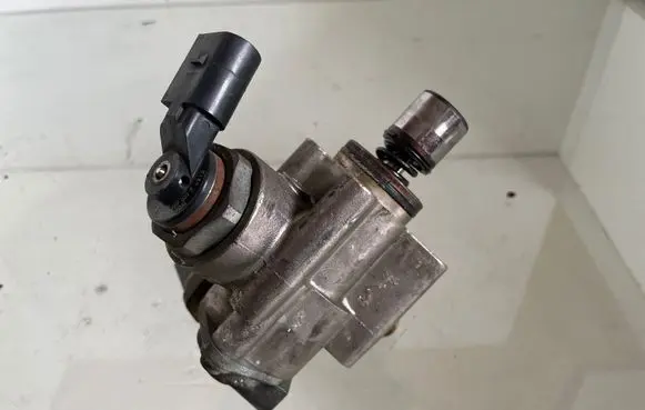 Audi A6 S6 C6 4F Fuel injection high pressure pump 06F127025F
