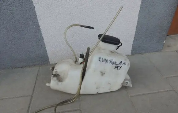 Nissan Kubistar Windscreen/windshield washer pump 8200213042