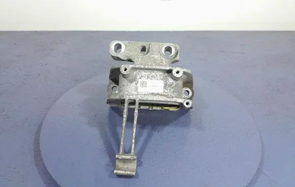 Engine mount vacuum valve