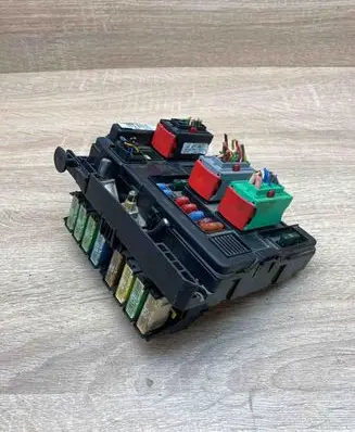 Peugeot 206 Fuse module 9643498780 22102004