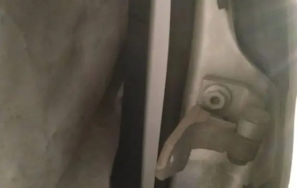 Volkswagen Jetta V Front door upper hinge