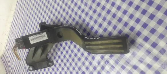 Ford Mondeo Mk III Accelerator throttle pedal 1S719F836BB 101600000061