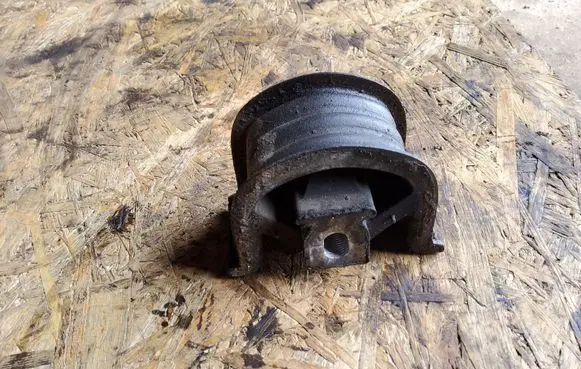 Engine mount bracket