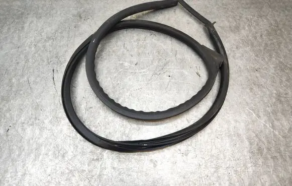 Audi TT TTS Mk2 Rubber seal front door window/glass 8J8831707