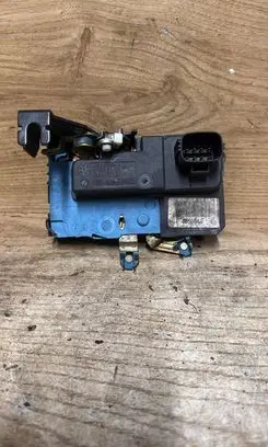 Volvo V70 Front door lock 8650544