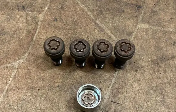 BMW 6 G32 Gran Turismo Anti-theft wheel nuts and lock 