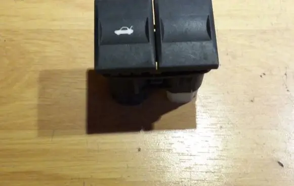 Ford Mondeo Mk III Tailgate/boot open switch button 1S7T19B514AA D3LOA