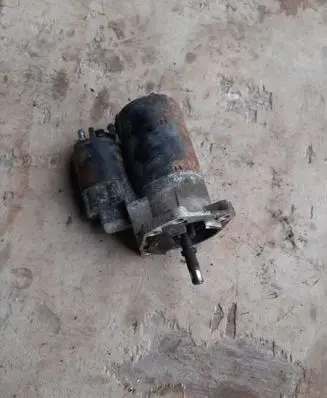 Volkswagen Golf III Starter motor 37005211D