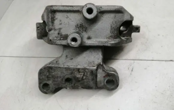 Mitsubishi Outlander Engine mount bracket
