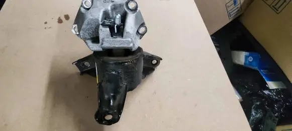 Hyundai Santa Fe Engine mount bracket
