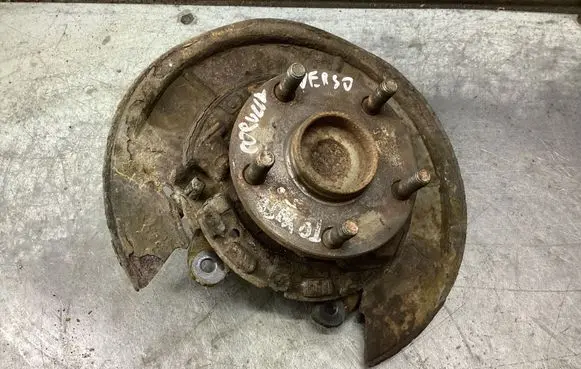 Toyota Corolla Verso AR10 Front wheel hub