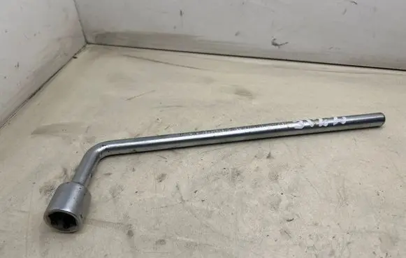 Mercedes-Benz E W211 Wheel nut wrench A2215810001