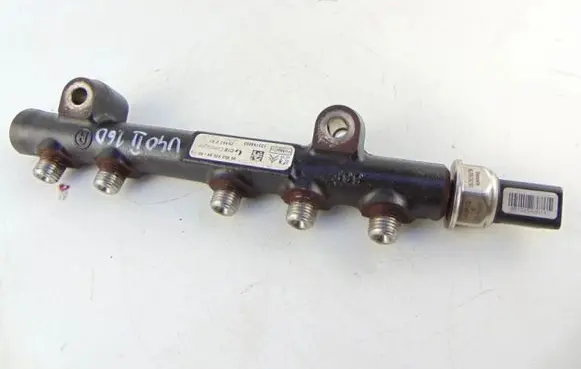 Volvo V40 Fuel injector supply line/pipe 