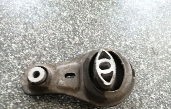 Opel Movano B Engine mount bracket