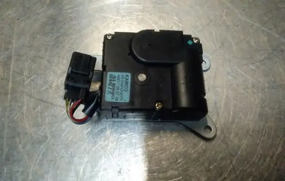 Hyundai Santa Fe Air flap motor/actuator F00S4C1038