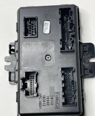 Ford Mustang VI Fuse module FR3T18C612BD 06052443 SW080102