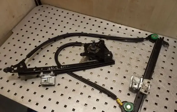 Rear door manual window regulator
