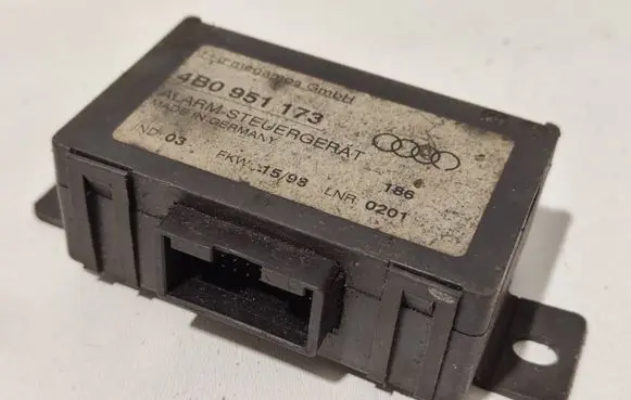 Audi A4 S4 B5 8D Alarm control unit/module 4B0951173
