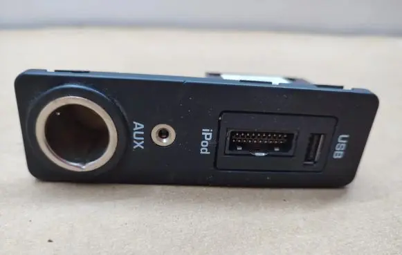 Jaguar XF X250 USB socket connector 8X2319C166AD