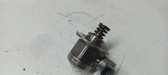 BMW X3 F25 Fuel injection high pressure pump 7584461
