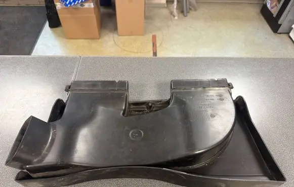 BMW 3 E90 E91 Air intake duct part 13717798772 22793115 7811906