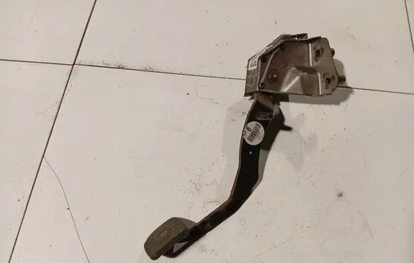 Nissan Note (E11) Brake pedal 