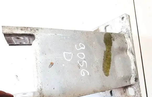 Front bumper mounting bracket
