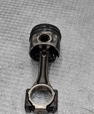 Volkswagen Golf V Piston with connecting rod